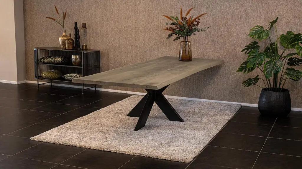 Massief eiken eettafel met boomschorsrand met stalen spin-poot