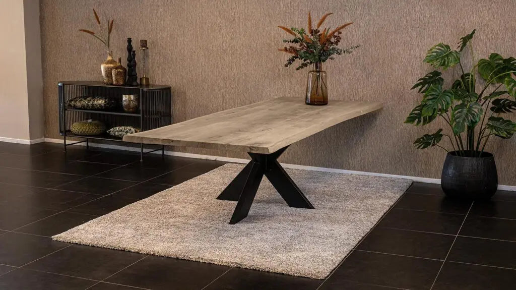 Massief eiken eettafel met boomschorsrand met stalen spin-poot