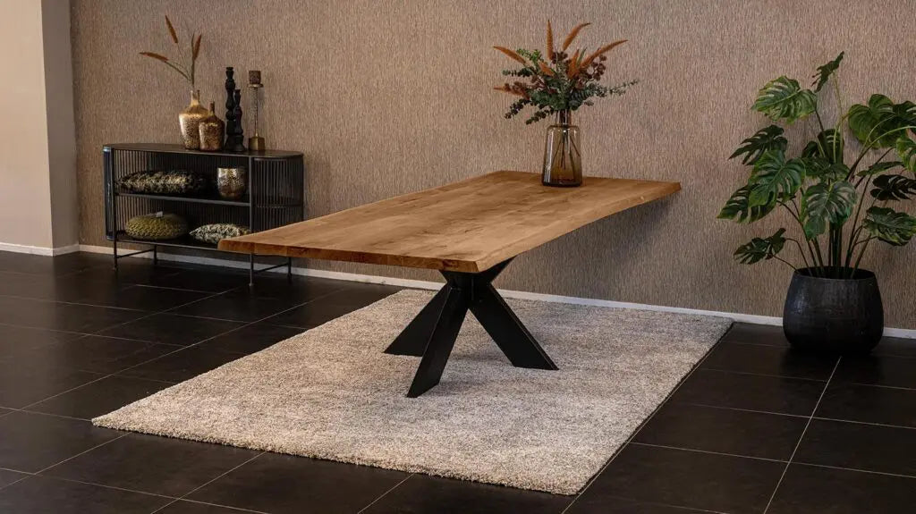Massief eiken eettafel met boomschorsrand met stalen spin-poot