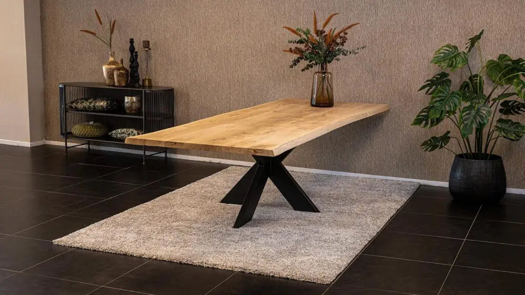 Massief eiken eettafel met boomschorsrand met stalen spin-poot