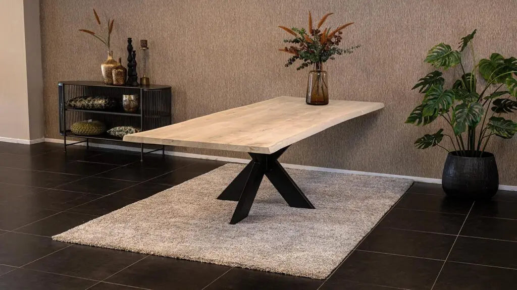 Massief eiken eettafel met boomschorsrand met stalen spin-poot