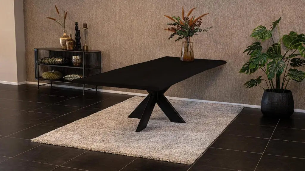 Massief eiken eettafel met boomschorsrand met stalen spin-poot