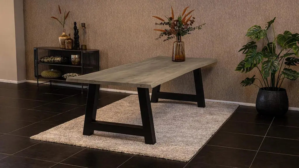 Massief eiken eettafel met boomschorsrand met stalen A-poot