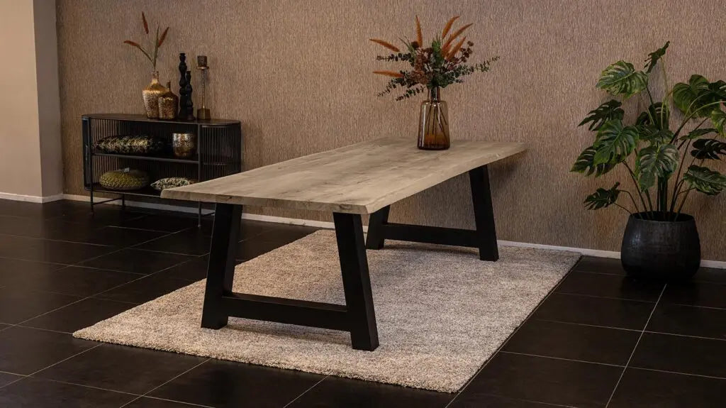 Massief eiken eettafel met boomschorsrand met stalen A-poot