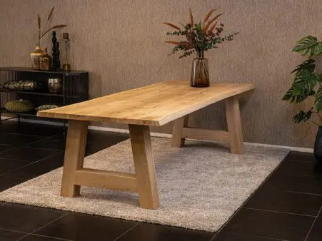 Massief eiken eettafel met boomschorsrand met houten A-poot