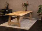 Massief eiken eettafel met boomschorsrand met houten A-poot