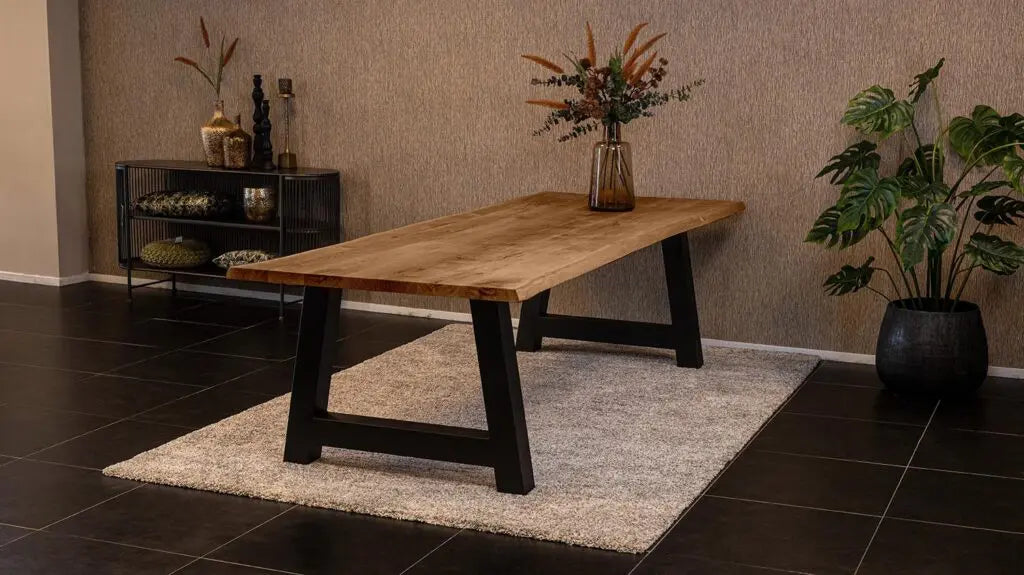 Massief eiken eettafel met boomschorsrand met stalen A-poot