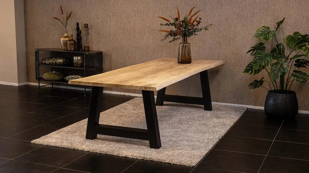 Massief eiken eettafel met boomschorsrand met stalen A-poot