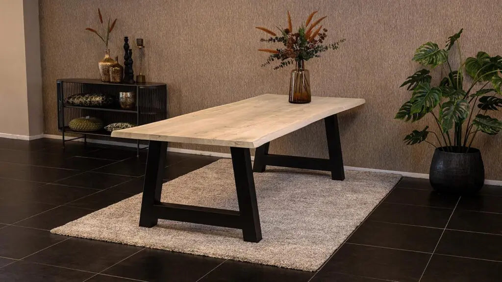 Massief eiken eettafel met boomschorsrand met stalen A-poot