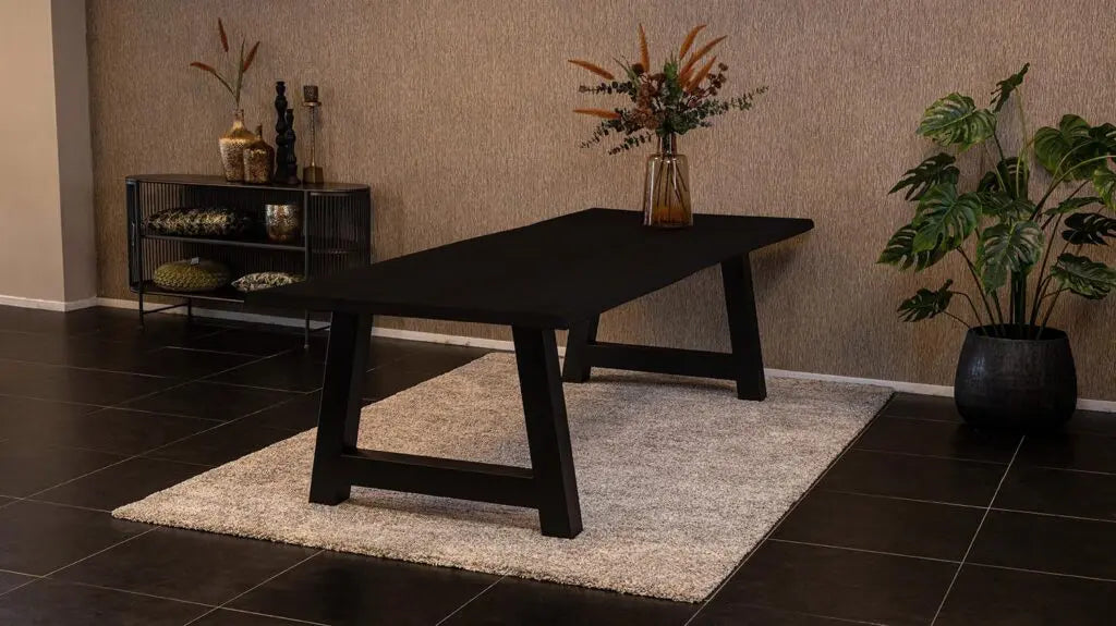 Massief eiken eettafel met boomschorsrand met stalen A-poot