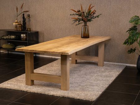 Massief eiken eettafel met boomschorsrand met houten H-poot