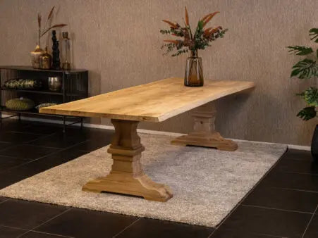 Massief eiken eettafel met boomschorsrand met houten kasteel-poot