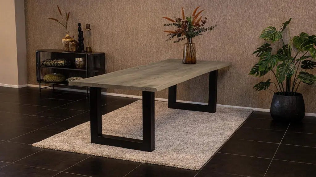 Massief eiken eettafel met boomschorsrand met stalen U-poot