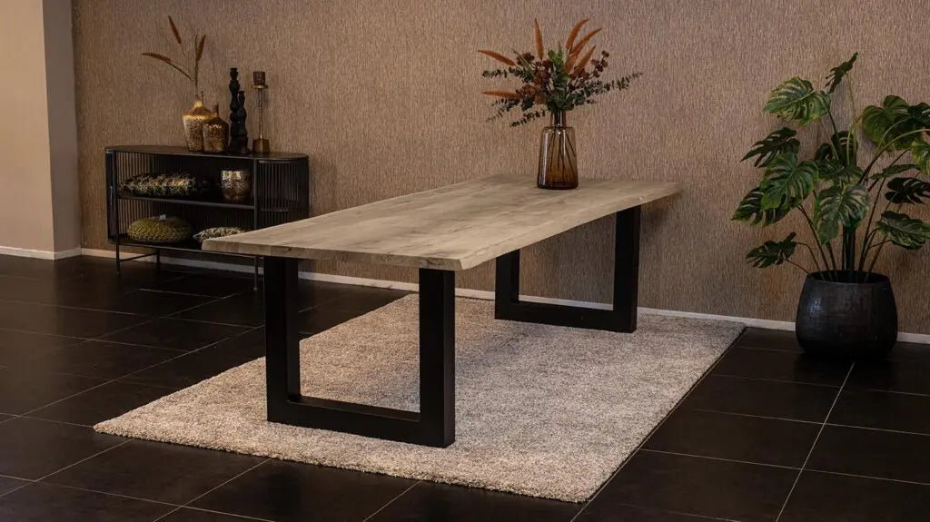Massief eiken eettafel met boomschorsrand met stalen U-poot