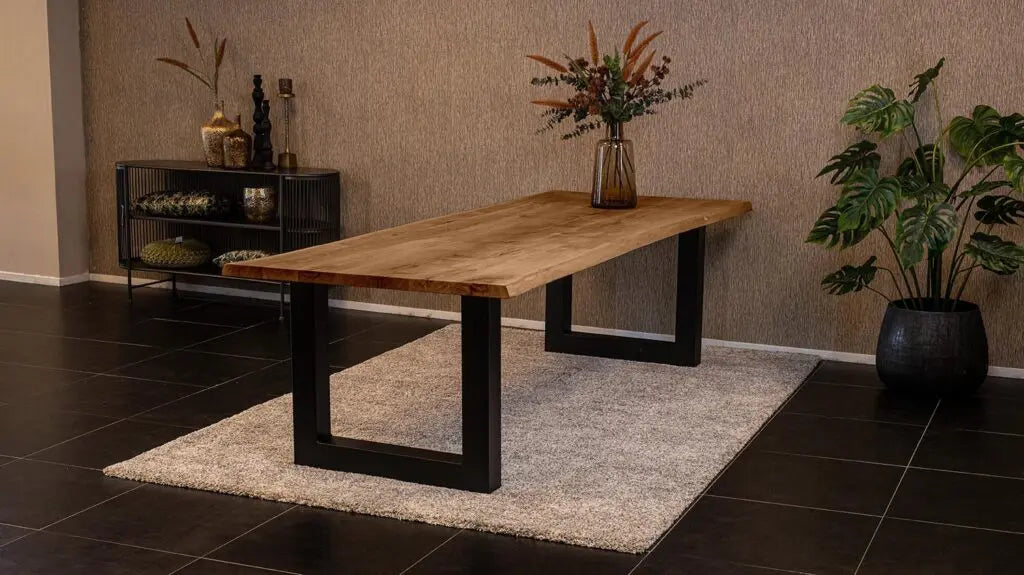 Massief eiken eettafel met boomschorsrand met stalen U-poot