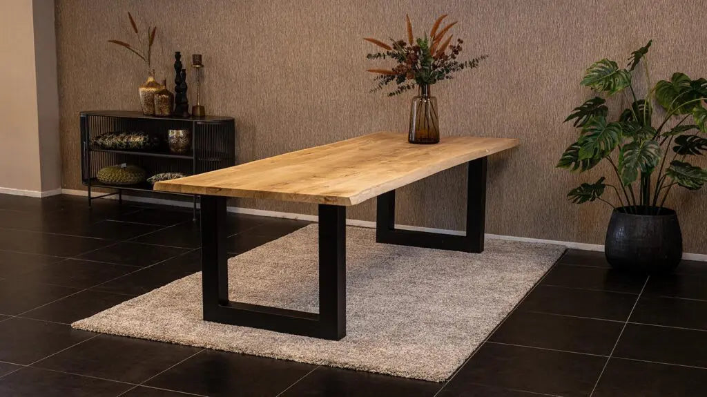 Massief eiken eettafel met boomschorsrand met stalen U-poot