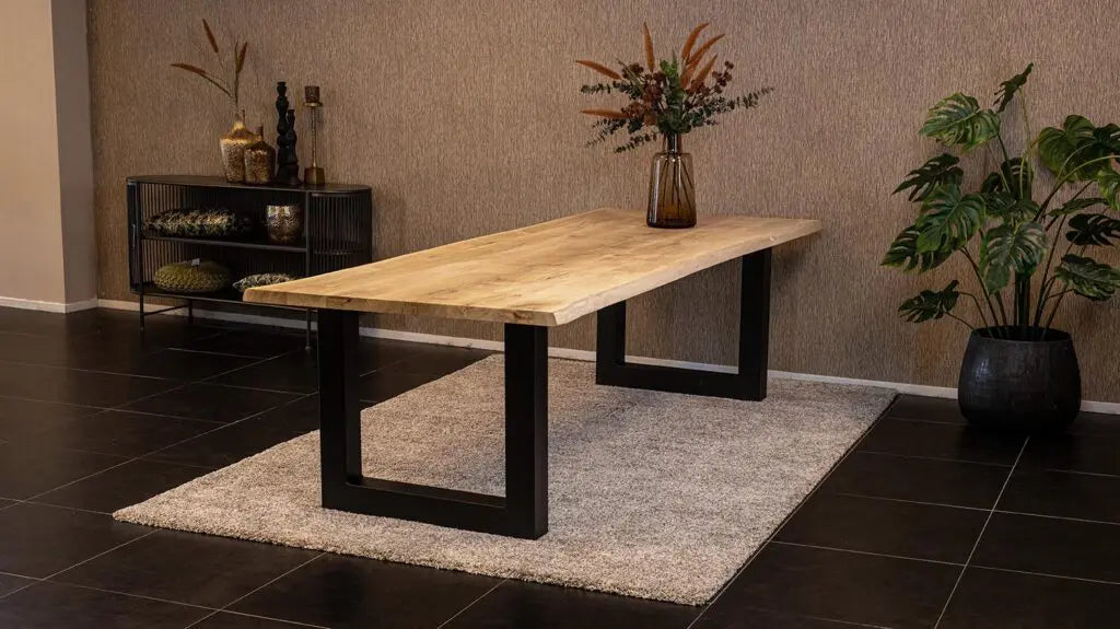 Massief eiken eettafel met boomschorsrand met stalen U-poot
