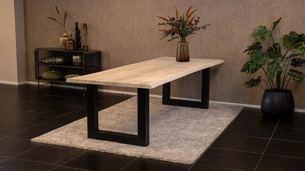 Massief eiken eettafel met boomschorsrand met stalen U-poot