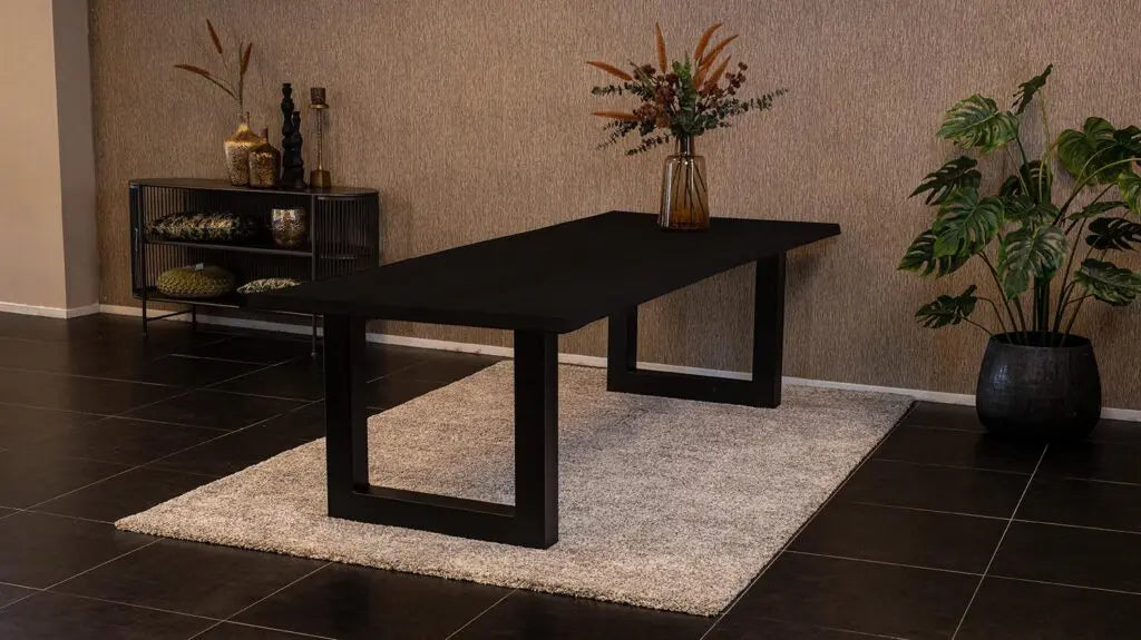 Massief eiken eettafel met boomschorsrand met stalen U-poot
