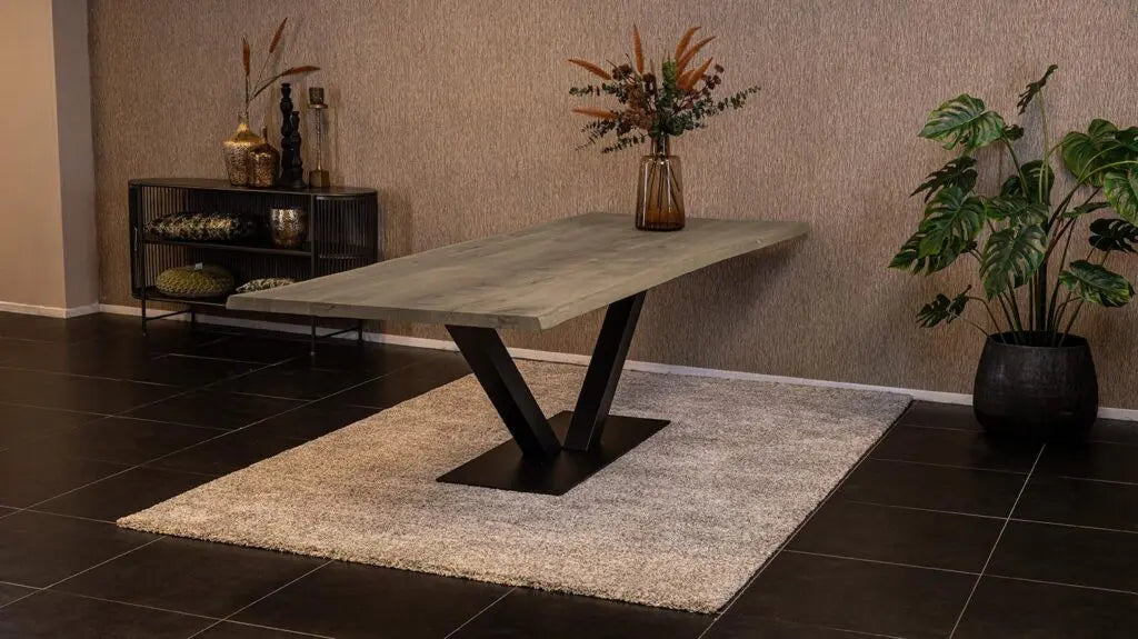 Massief eiken eettafel met boomschorsrand met stalen V-poot