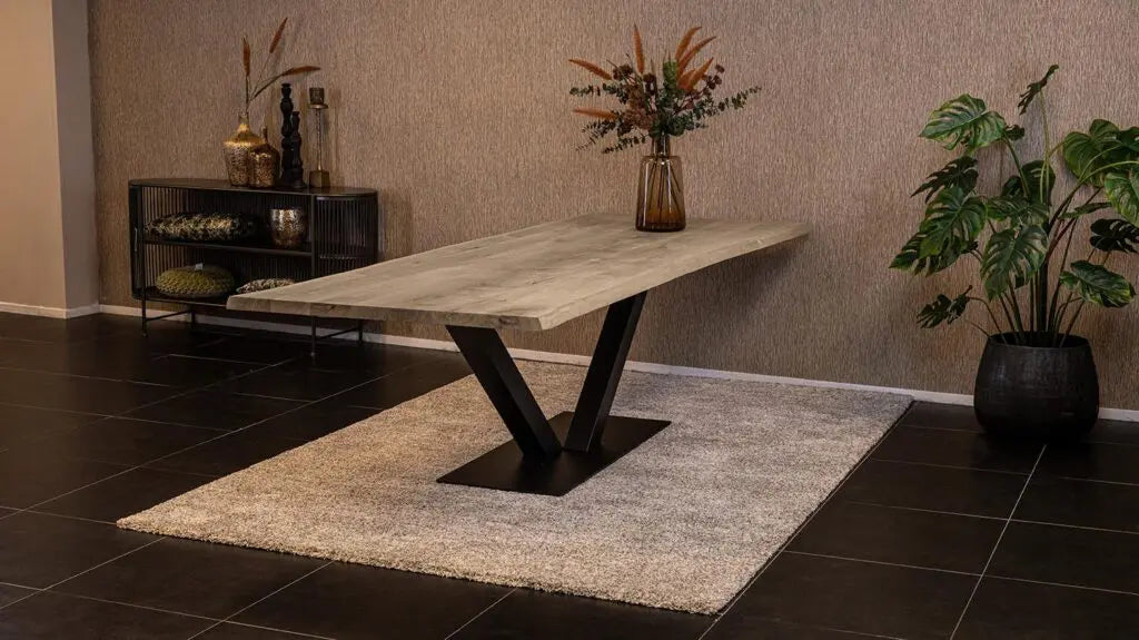 Massief eiken eettafel met boomschorsrand met stalen V-poot