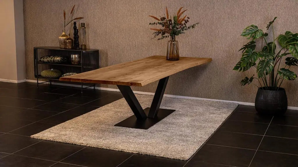 Massief eiken eettafel met boomschorsrand met stalen V-poot