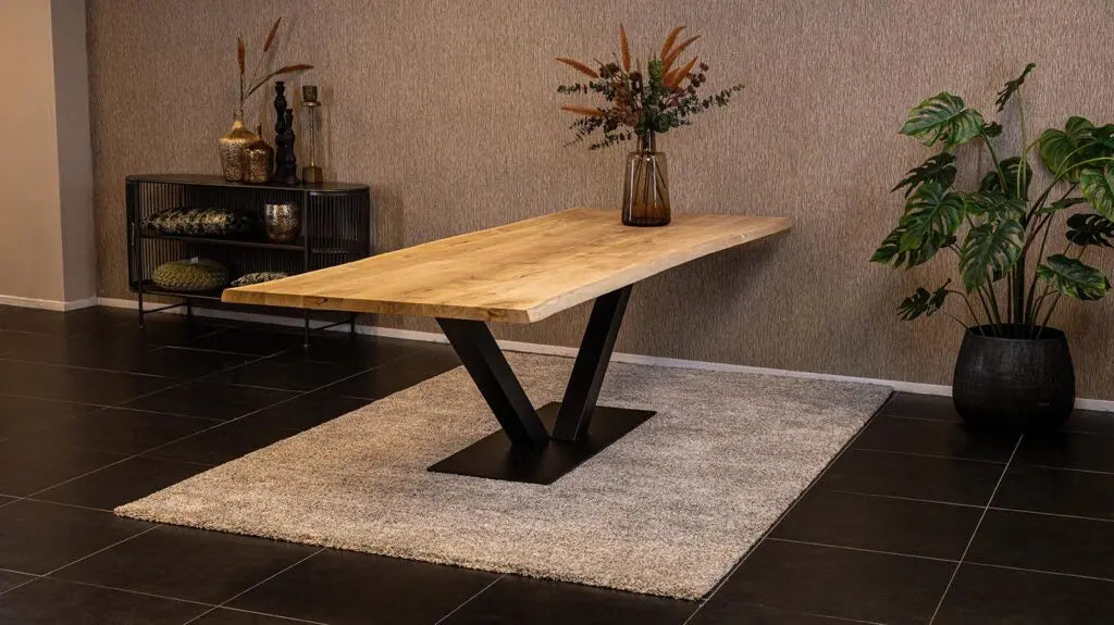 Massief eiken eettafel met boomschorsrand met stalen V-poot