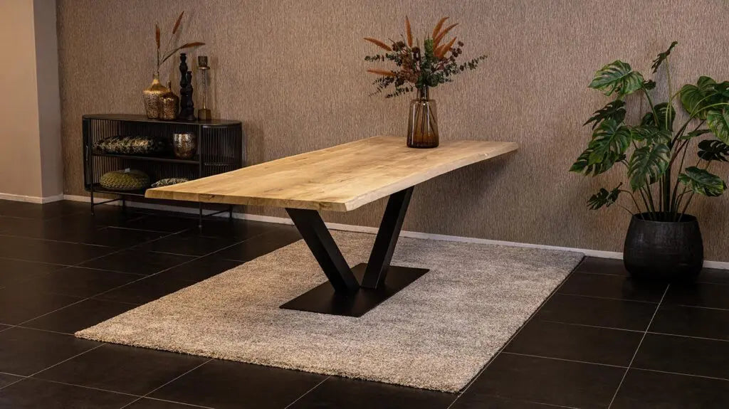 Massief eiken eettafel met boomschorsrand met stalen V-poot