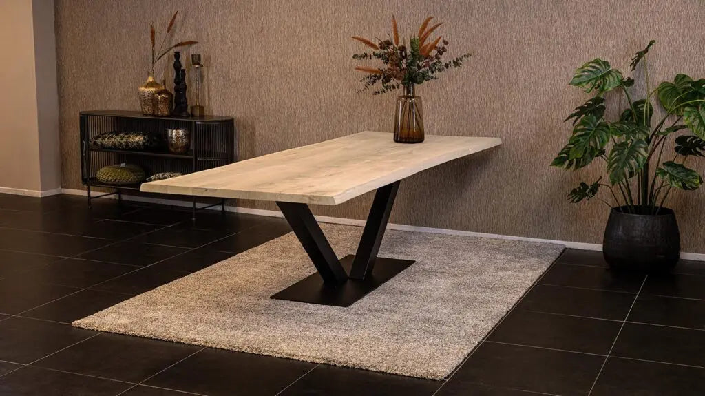 Massief eiken eettafel met boomschorsrand met stalen V-poot