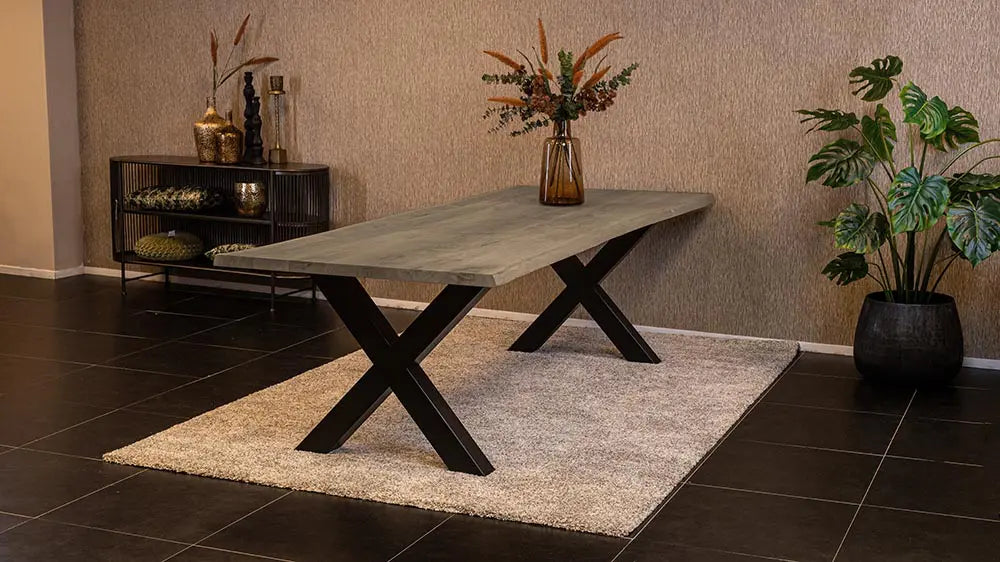 Massief eiken eettafel met boomschorsrand met stalen X-poot