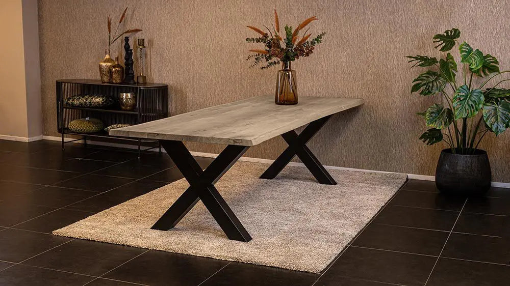 Massief eiken eettafel met boomschorsrand met stalen X-poot