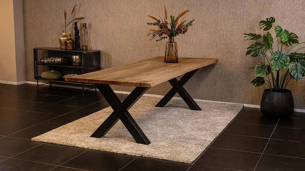 Massief eiken eettafel met boomschorsrand met stalen X-poot
