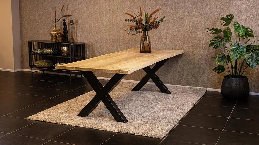 Massief eiken eettafel met boomschorsrand met stalen X-poot