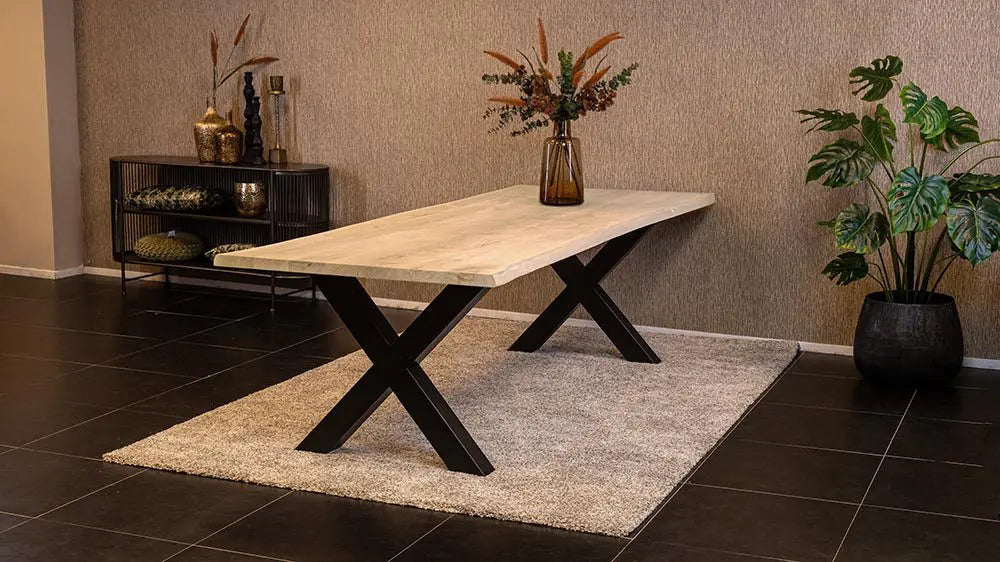 Massief eiken eettafel met boomschorsrand met stalen X-poot