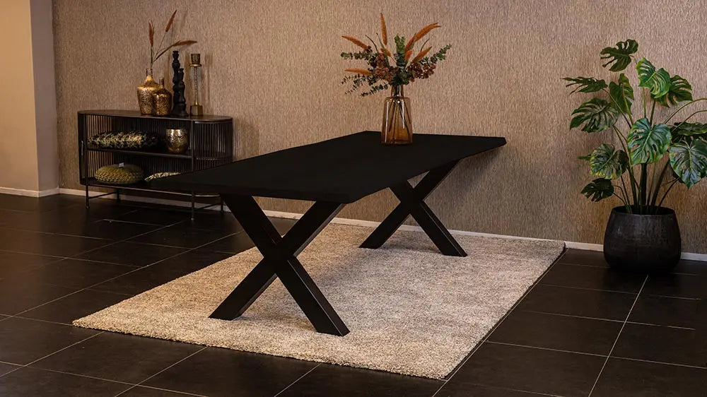Massief eiken eettafel met boomschorsrand met stalen X-poot
