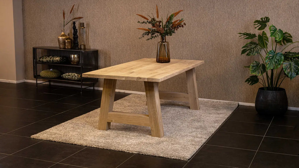 Massief eiken eettafel met rechte rand met houten A-poot