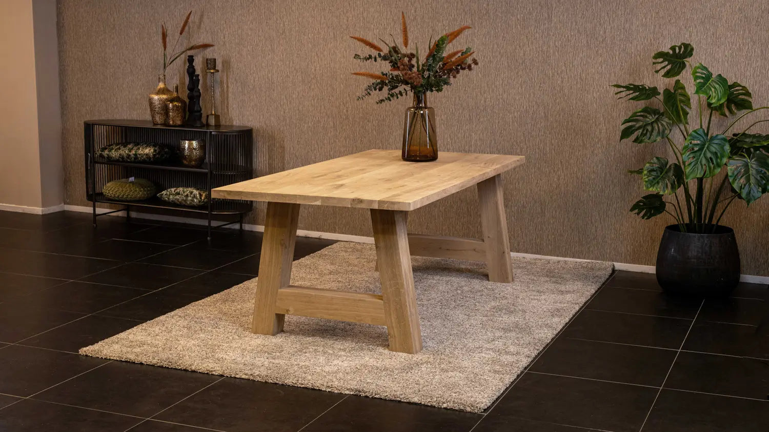 Massief eiken eettafel met rechte rand met houten A-poot