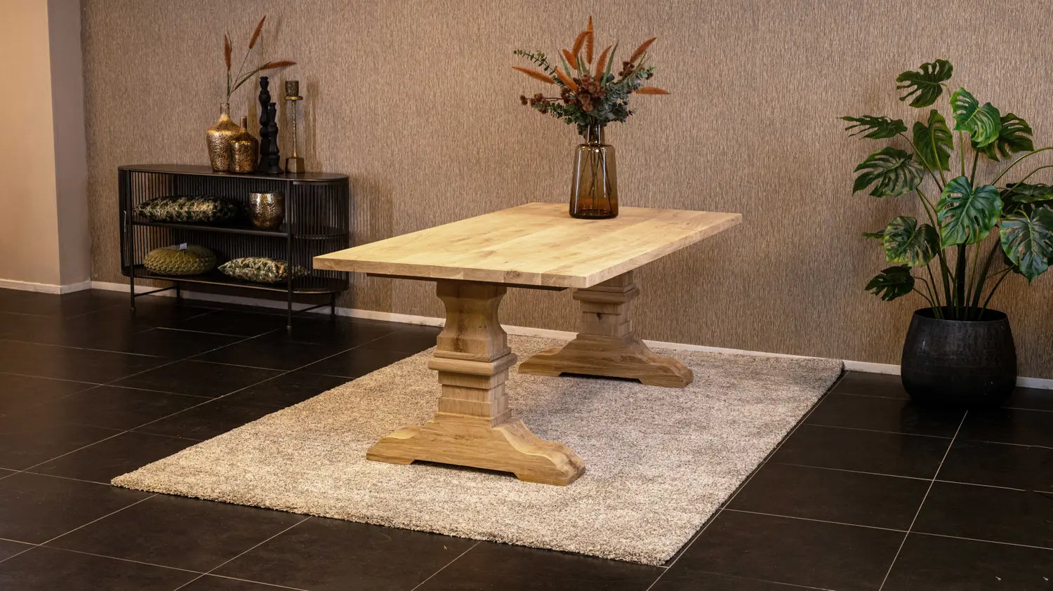 Massief eiken eettafel met rechte rand met houten kasteel-poot