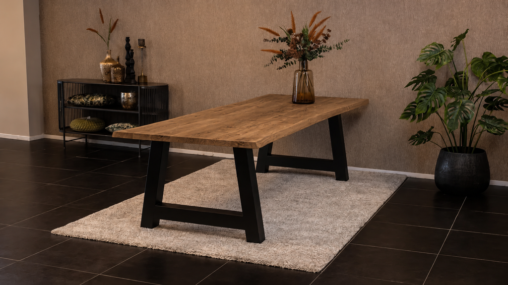 Massief eiken eettafel met boomschorsrand met stalen A-poot