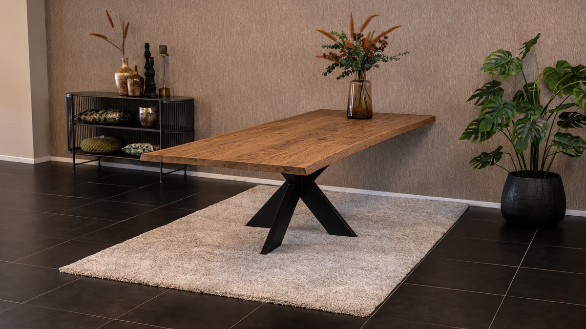 Massief eiken eettafel met boomschorsrand met stalen spin-poot