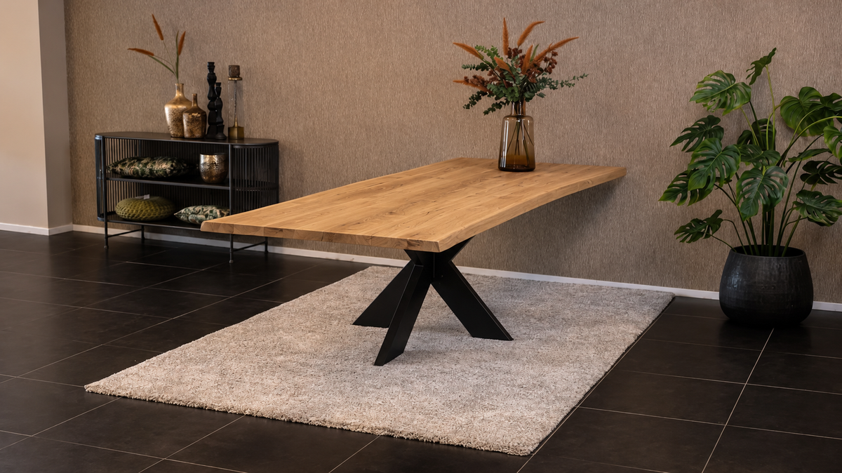 Massief eiken eettafel met boomschorsrand met stalen spin-poot