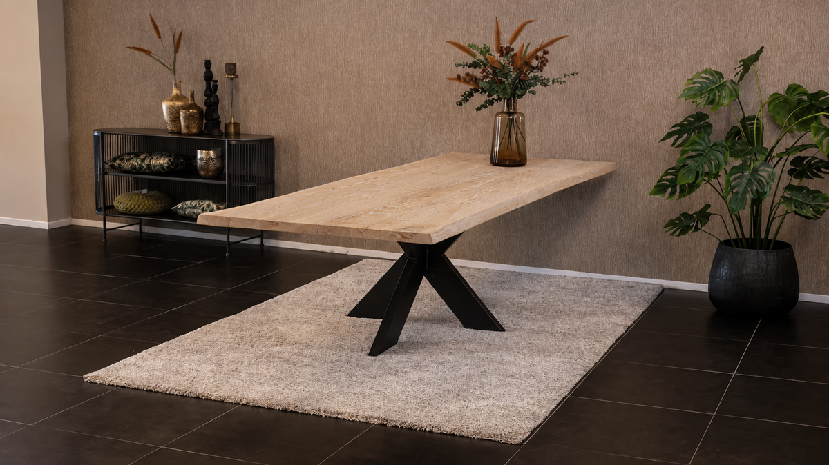 Massief eiken eettafel met boomschorsrand met stalen spin-poot