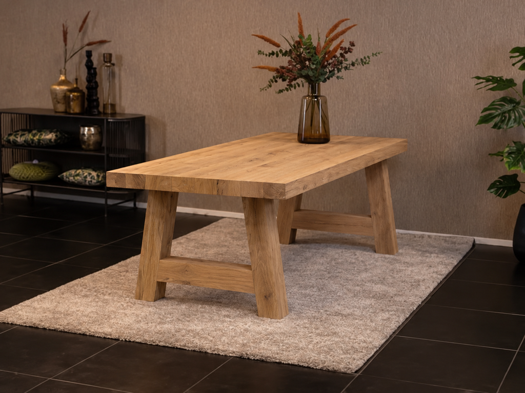Massief eiken eettafel met rechte rand met houten A-poot