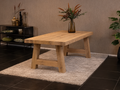 Massief eiken eettafel met rechte rand met houten A-poot