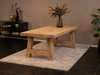 Massief eiken eettafel met rechte rand met houten A-poot