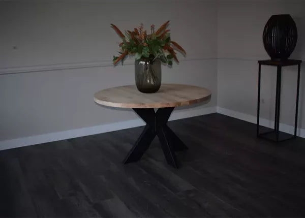 Massief eiken ronde eettafel met stalen spin-poot