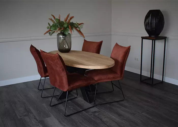 Massief eiken ovale eettafel met stalen spin-poot