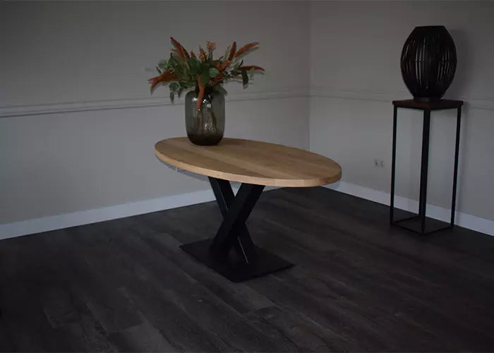 Massief eiken ovale eettafel met stalen V-poot