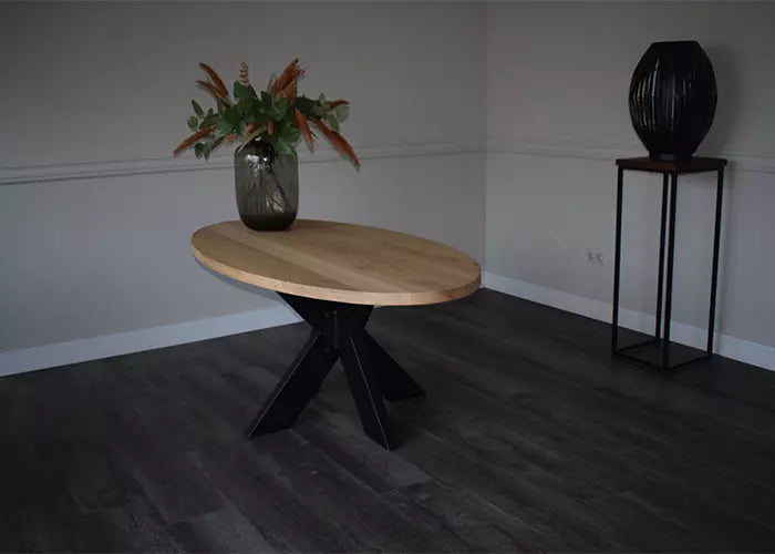 Massief eiken ovale eettafel met stalen spin-poot