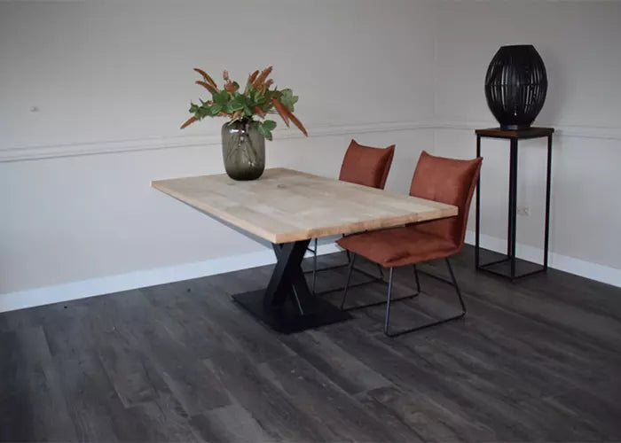 Massief eiken eettafel met rechte rand met stalen V-poot